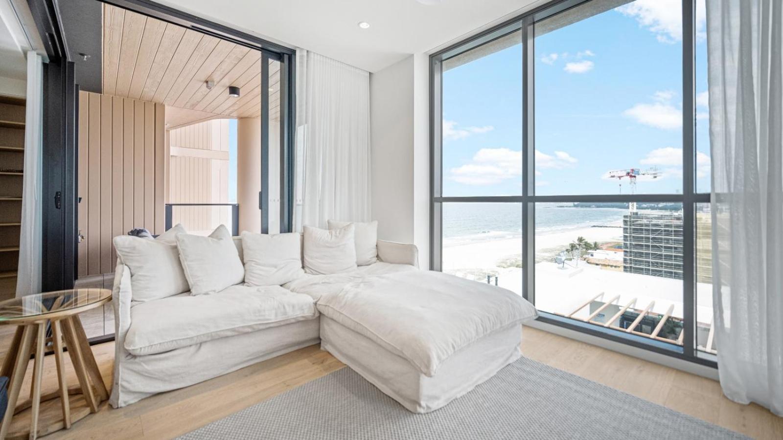 Luxury Beachside Apartment *