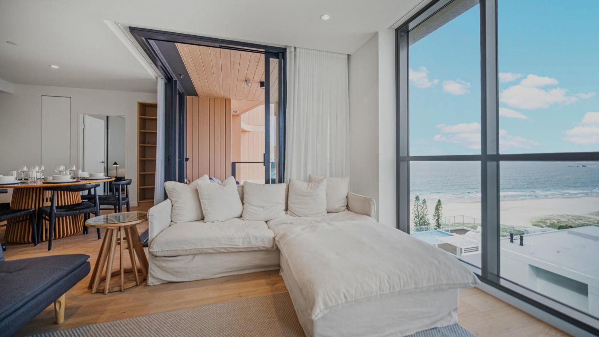 Luxury Beachside Apartment *